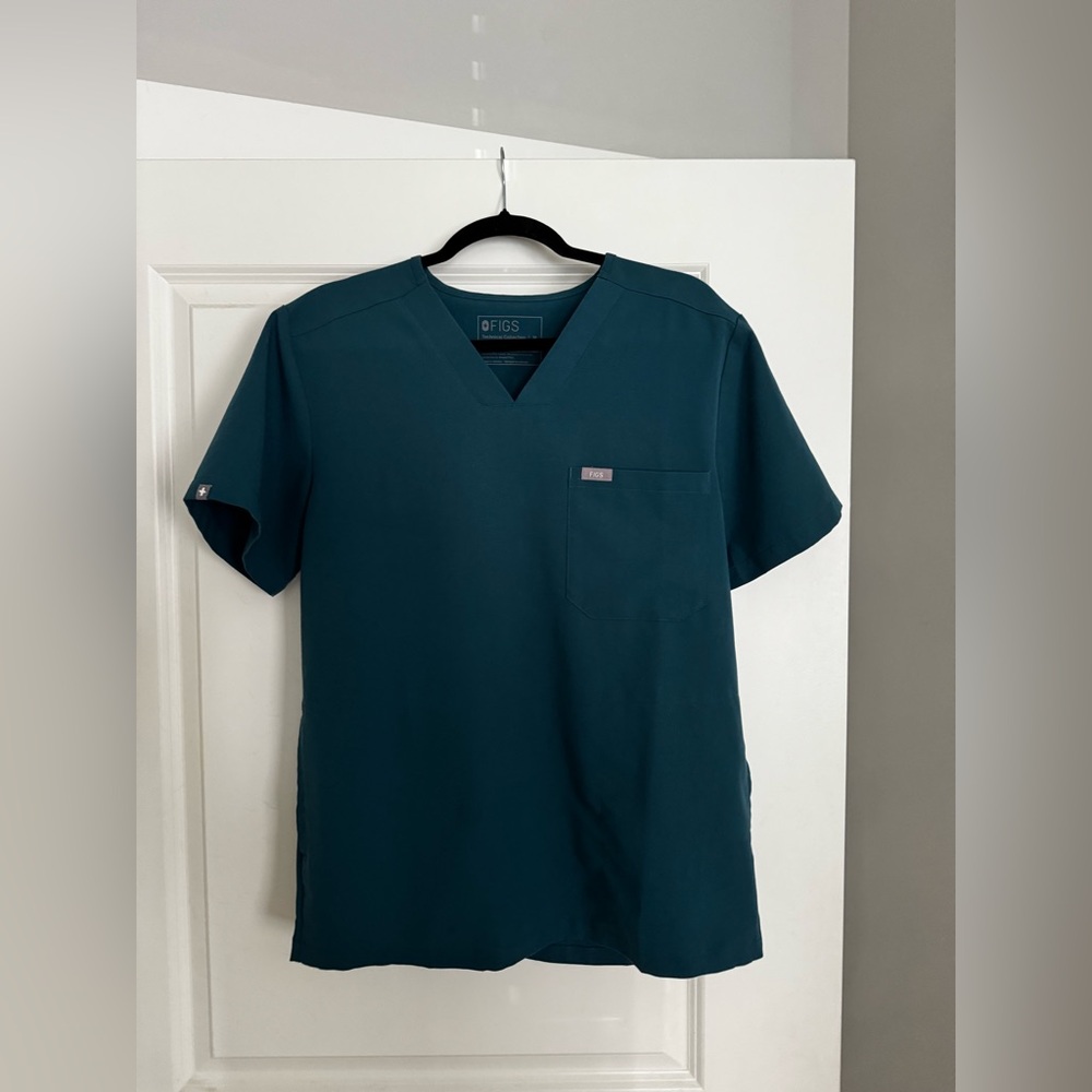 Figs Medium Men's Caribbean Blue Chisec Three-Pocket Scrub Top